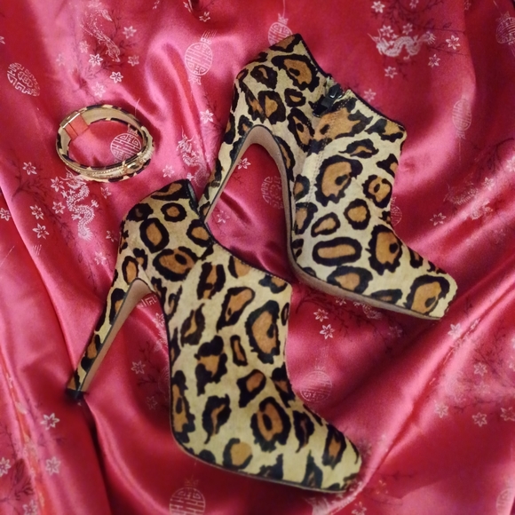 Sam Edelman Ria Leopard Bootie + FREE Matching Bracelet - Picture 2 of 10